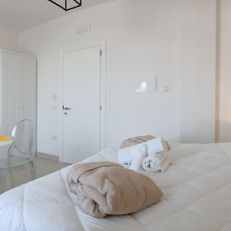 Mya Luxury Rooms And Wellness เมเลนดูญโญ ภายนอก รูปภาพ