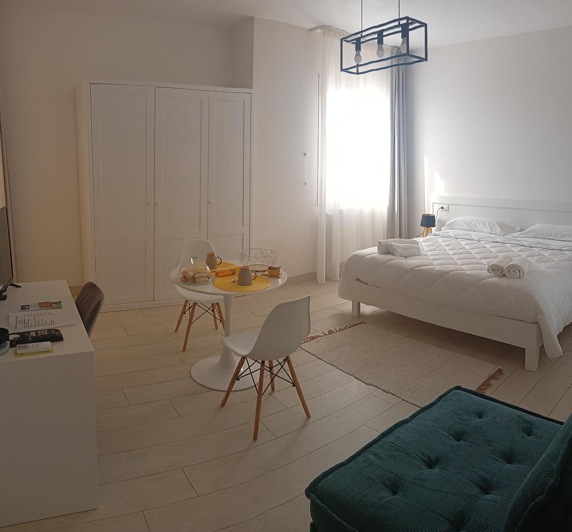 Mya Luxury Rooms And Wellness เมเลนดูญโญ ภายนอก รูปภาพ
