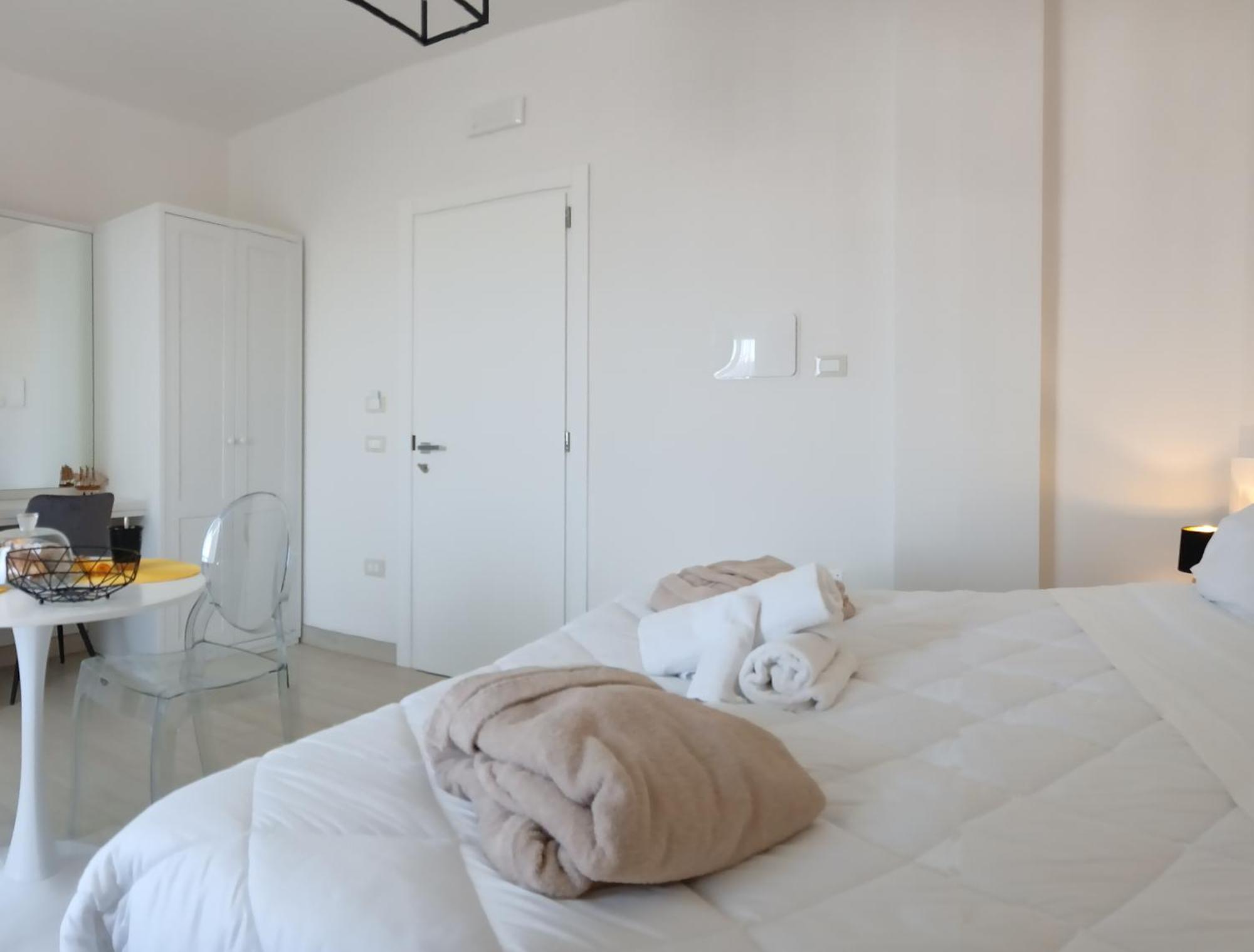 Mya Luxury Rooms And Wellness เมเลนดูญโญ ภายนอก รูปภาพ