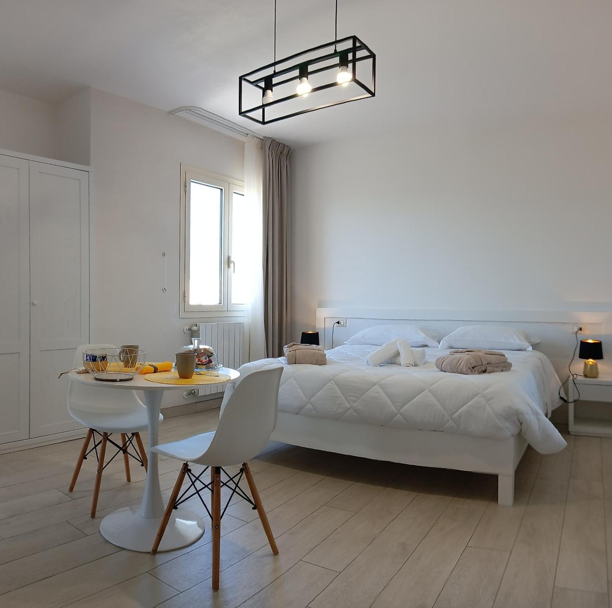 Mya Luxury Rooms And Wellness เมเลนดูญโญ ภายนอก รูปภาพ