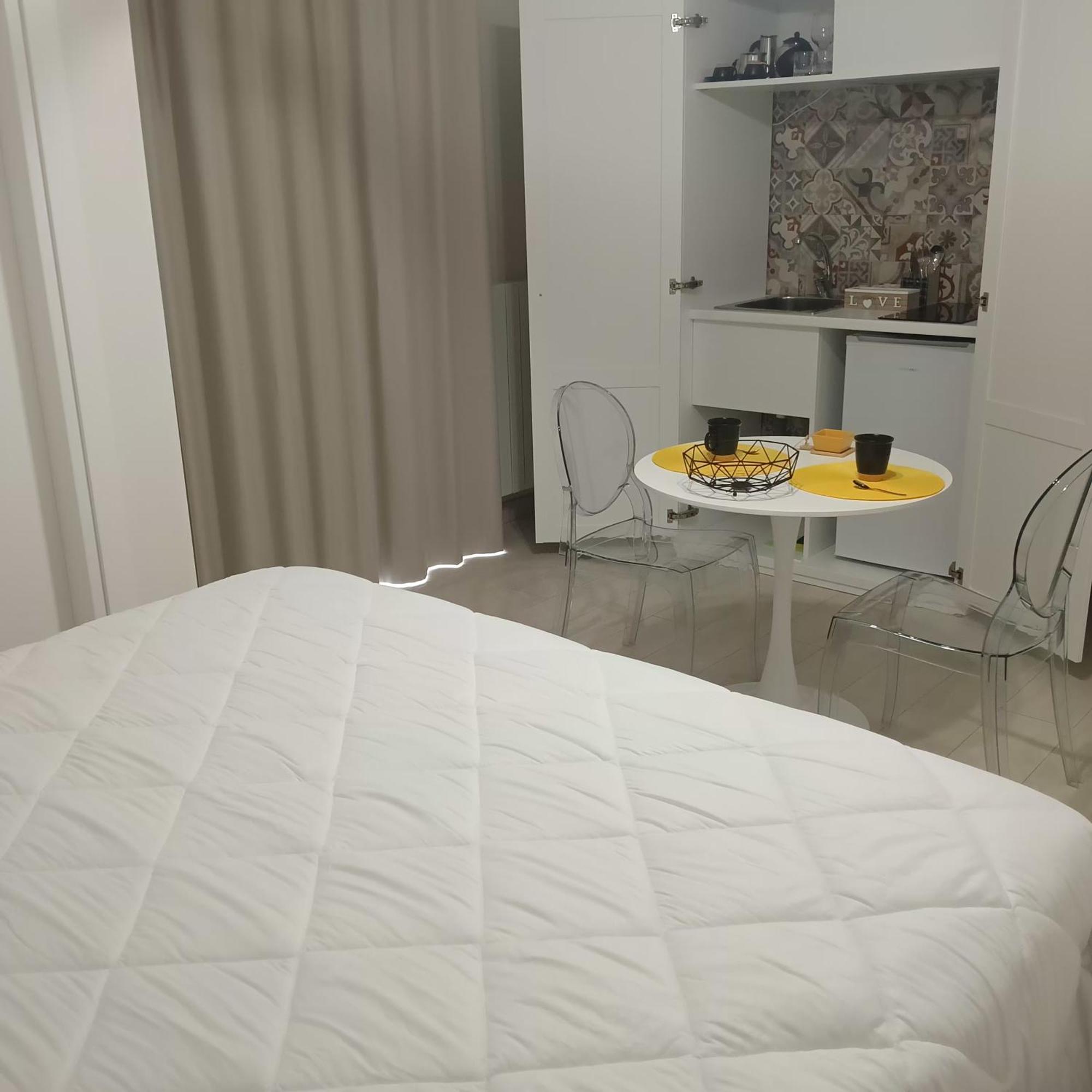 Mya Luxury Rooms And Wellness เมเลนดูญโญ ภายนอก รูปภาพ